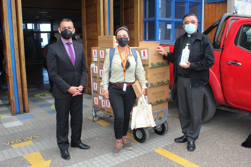 Empresa Deutsche Pharma entrega importante donaci&oacute;n al colegio