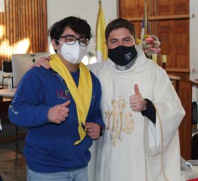 Alumnos y apoderados sellan compromiso espiritual en la senda de Domingo Savio con imposici&oacute;n de pa&ntilde;olines