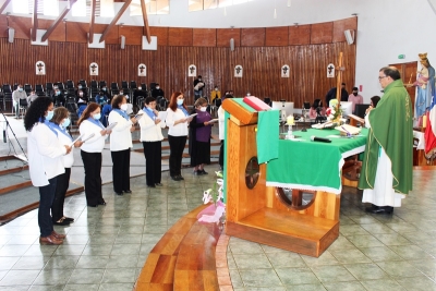 Integrantes de la Asociaci&oacute;n de Mar&iacute;a Auxiliadora renuevan sus promesas en eucarist&iacute;a dominical