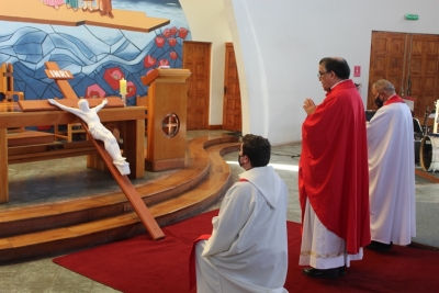 En Viernes Santo se celebra la Liturgia de la Pasión del Señor